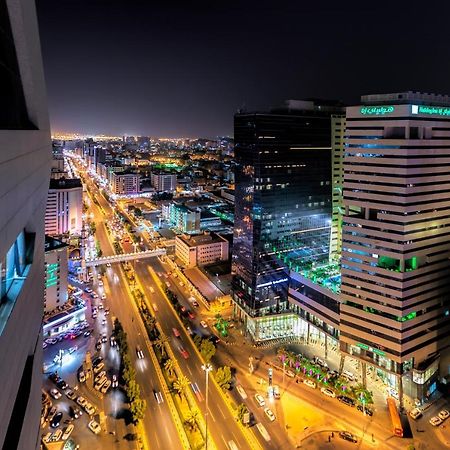 Holiday Suites Al Azizia メッカ エクステリア 写真 The city of Karachi at night.