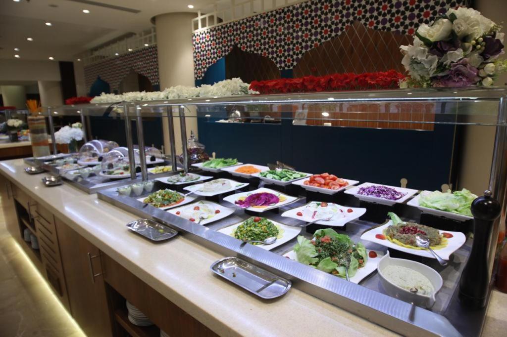 Holiday Suites Al Azizia メッカ エクステリア 写真 A buffet at a luxury hotel in Antalya, Turkey