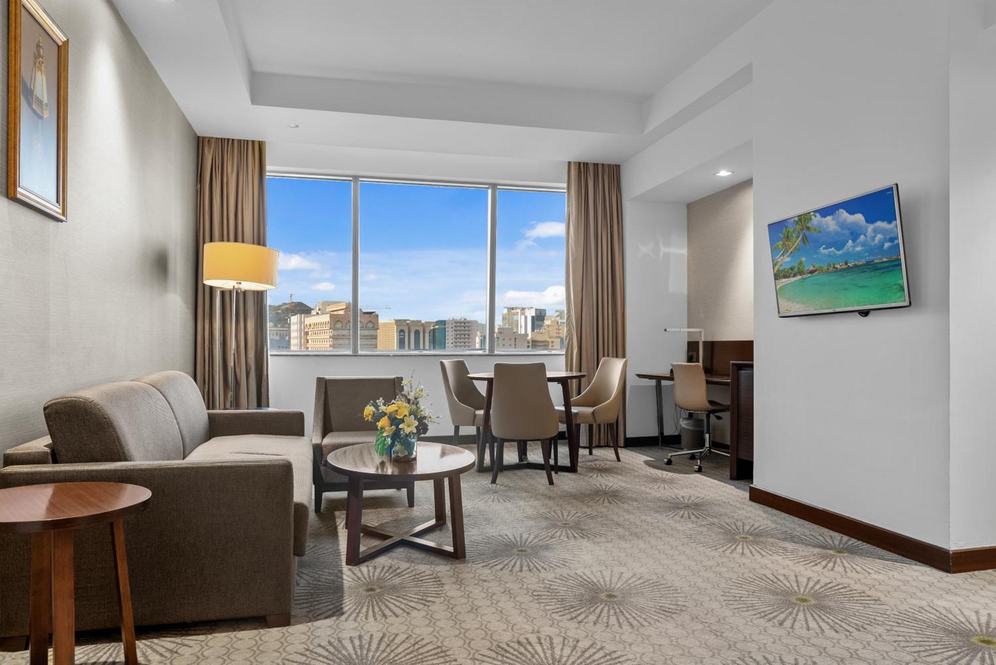 Holiday Suites Al Azizia メッカ エクステリア 写真 A room at the hotel
