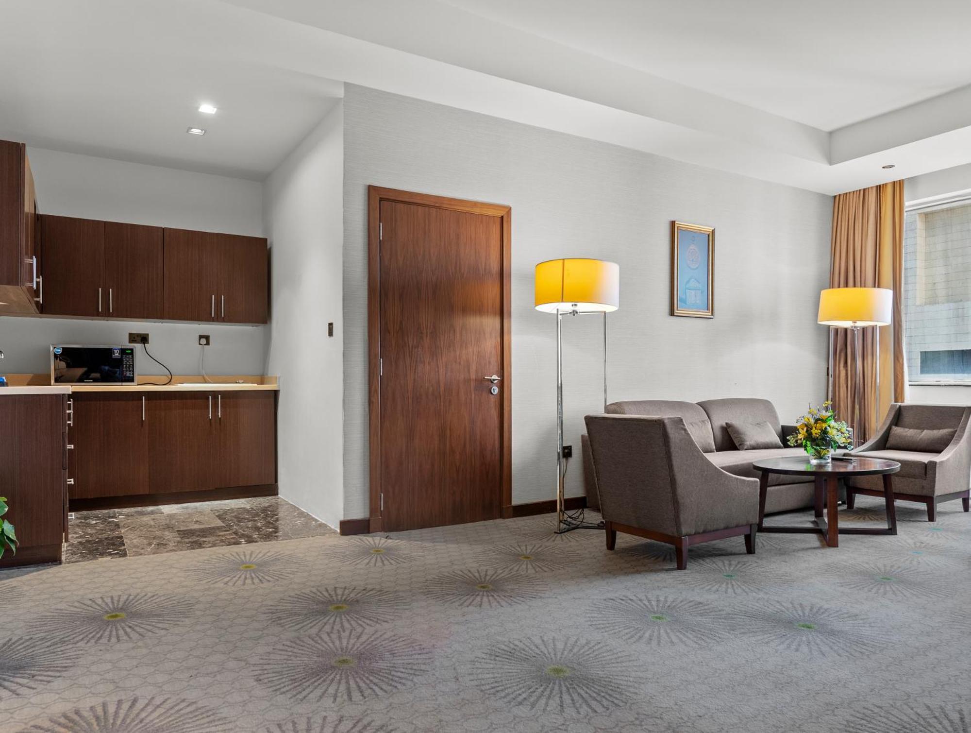 Holiday Suites Al Azizia メッカ エクステリア 写真 A room at the hotel