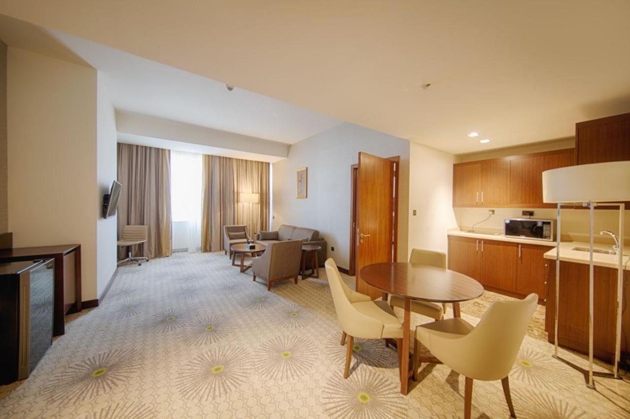 Holiday Suites Al Azizia メッカ エクステリア 写真 A room at the hotel