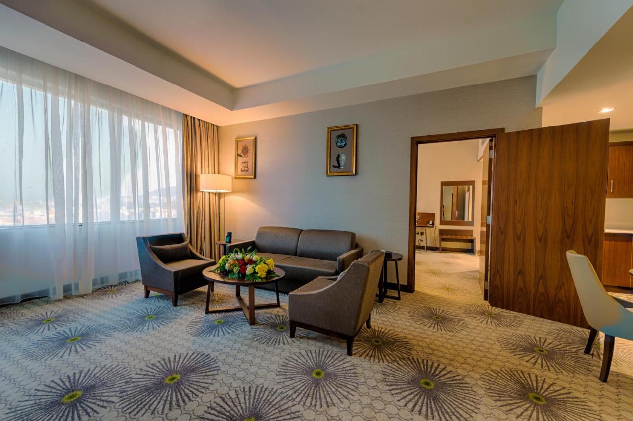 Holiday Suites Al Azizia メッカ エクステリア 写真 A room at the hotel