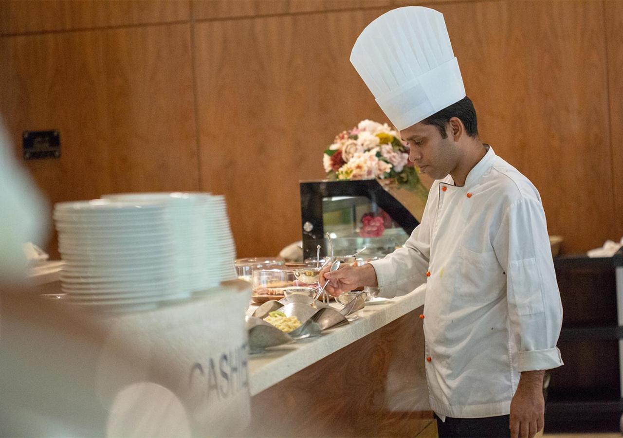Holiday Suites Al Azizia メッカ エクステリア 写真 A chef preparing food at a buffet