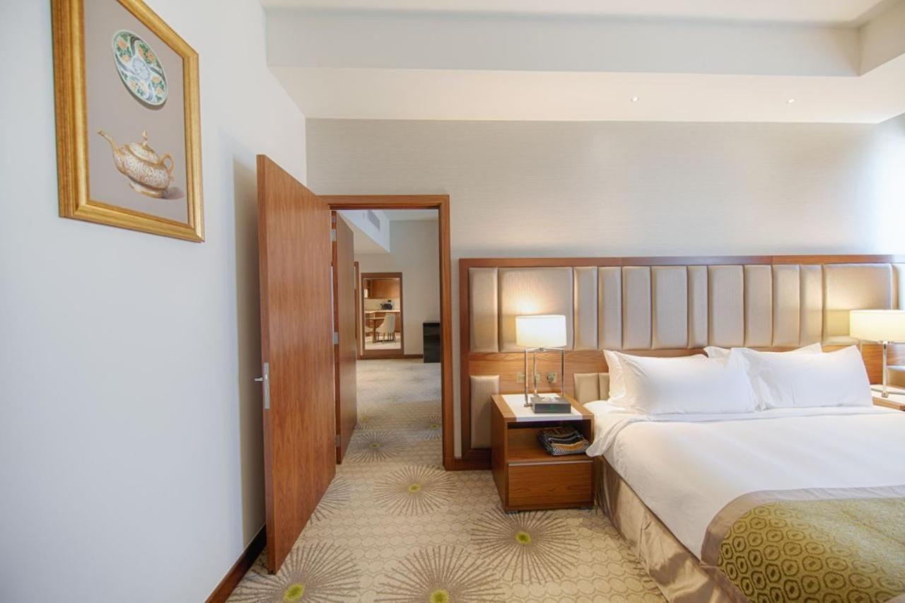 Holiday Suites Al Azizia メッカ エクステリア 写真 A room at the hotel