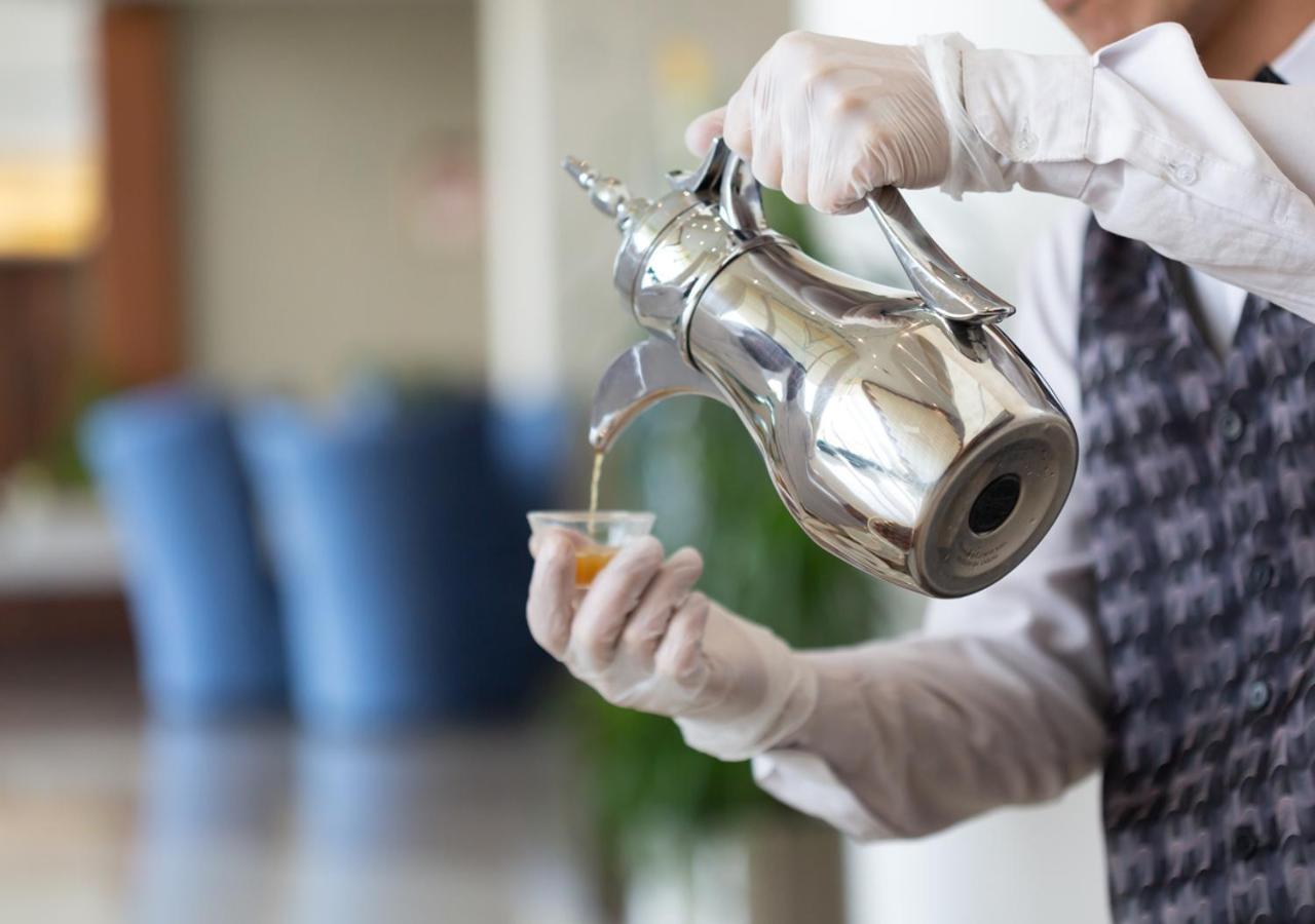 Holiday Suites Al Azizia メッカ エクステリア 写真 Coffee being served in a traditional way.