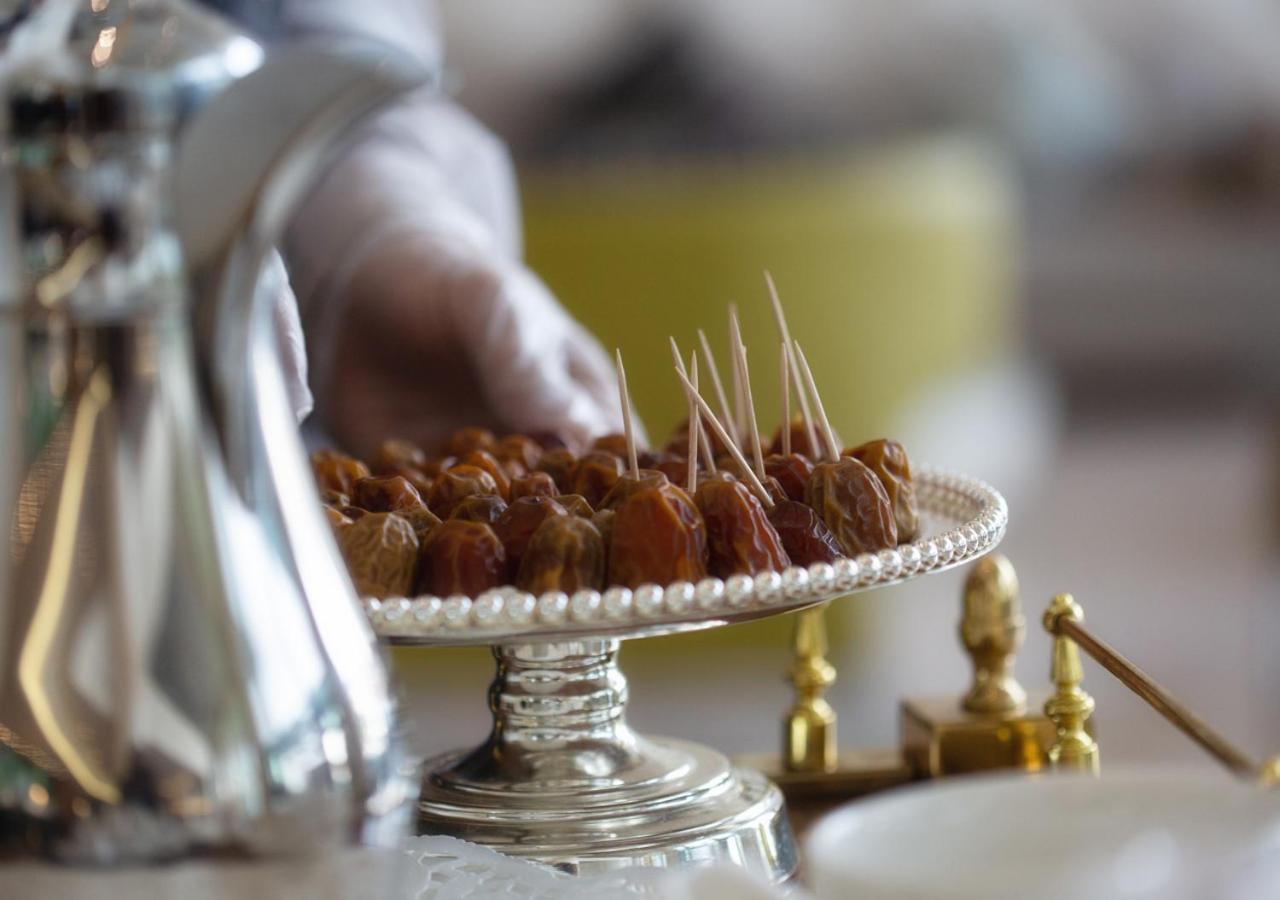 Holiday Suites Al Azizia メッカ エクステリア 写真 Dates are a traditional food in the Middle East.
