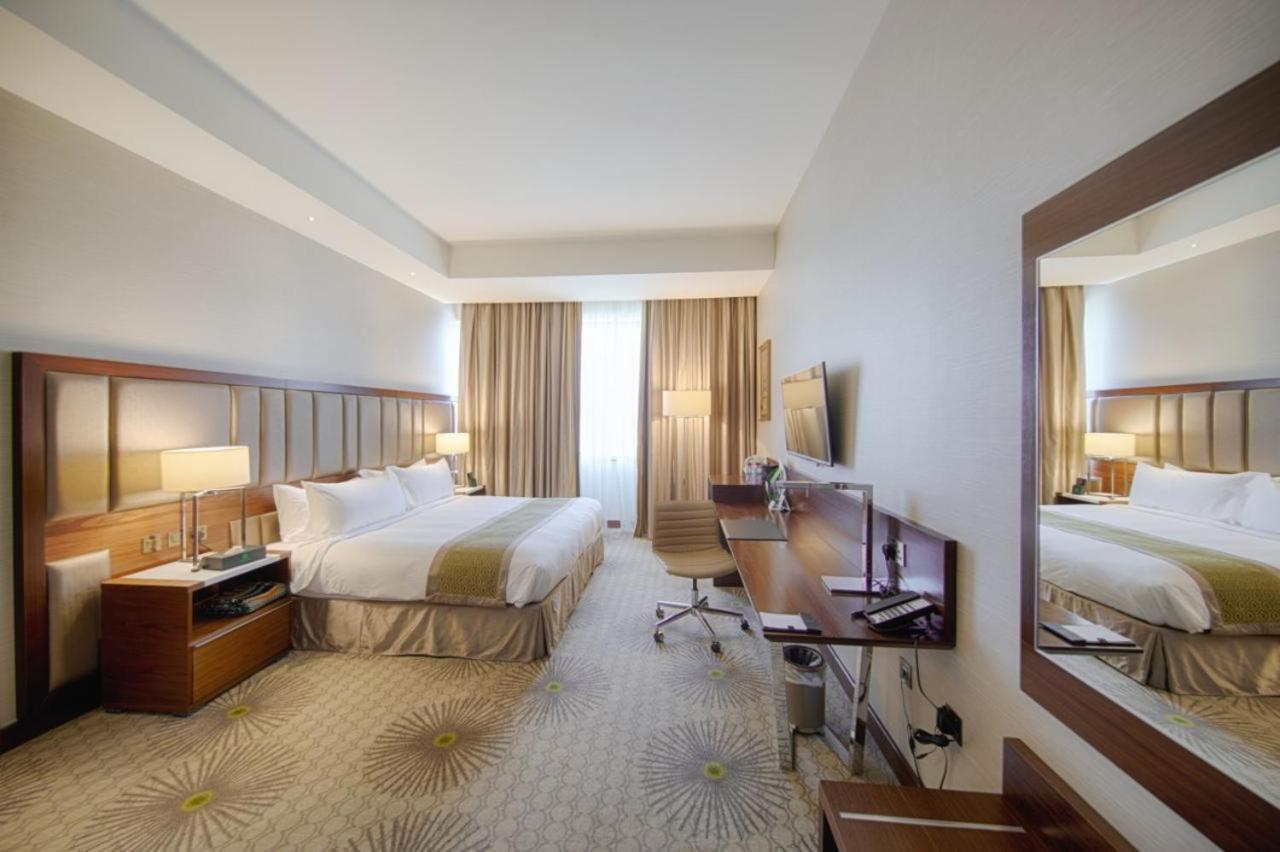Holiday Suites Al Azizia メッカ エクステリア 写真 A room at the hotel