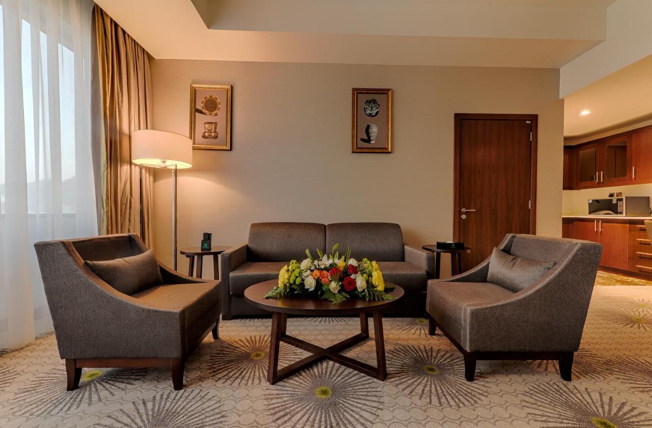 Holiday Suites Al Azizia メッカ エクステリア 写真 A living room in a hotel