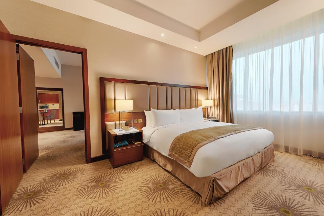 Holiday Suites Al Azizia メッカ エクステリア 写真 A room at the hotel