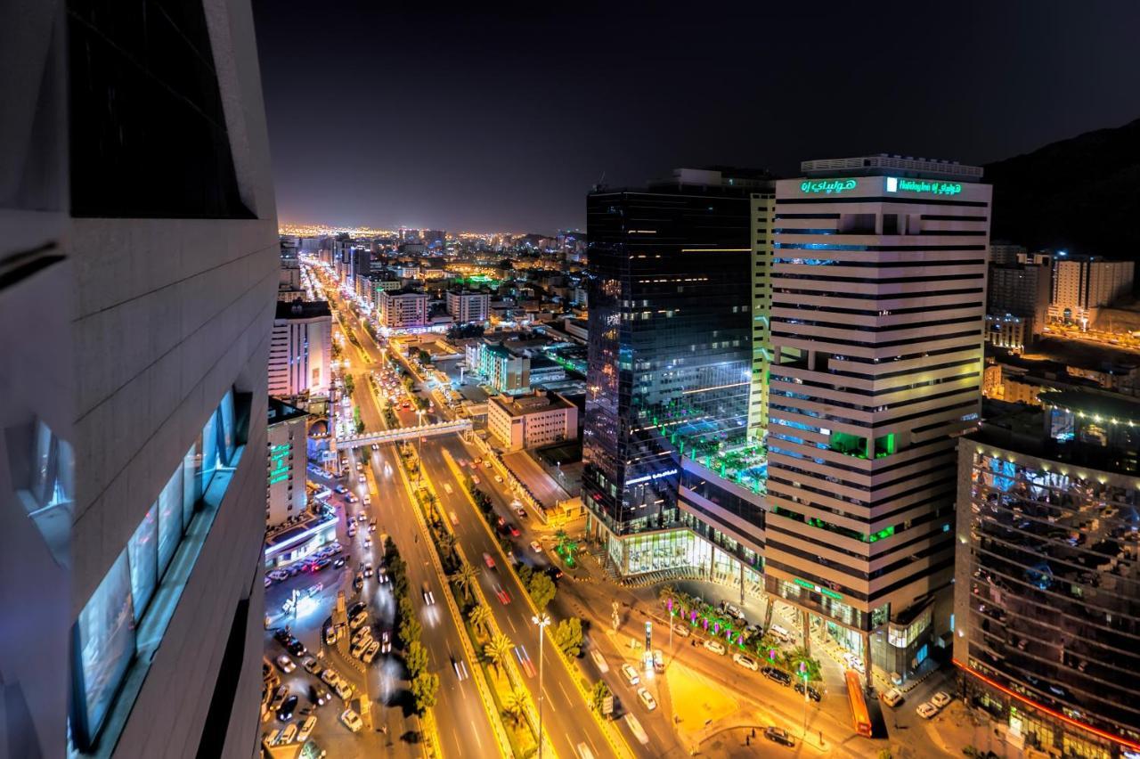 Holiday Suites Al Azizia メッカ エクステリア 写真 The city of Karachi at night.