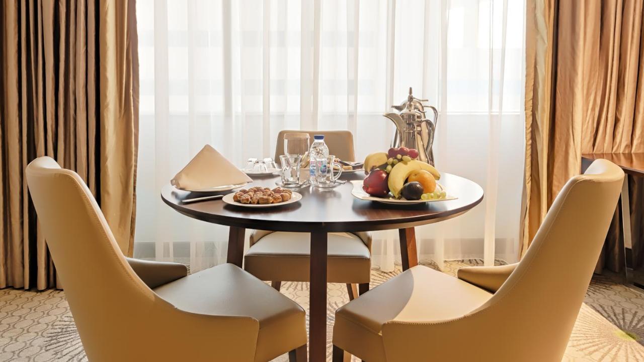 Holiday Suites Al Azizia メッカ エクステリア 写真 Breakfast at the hotel