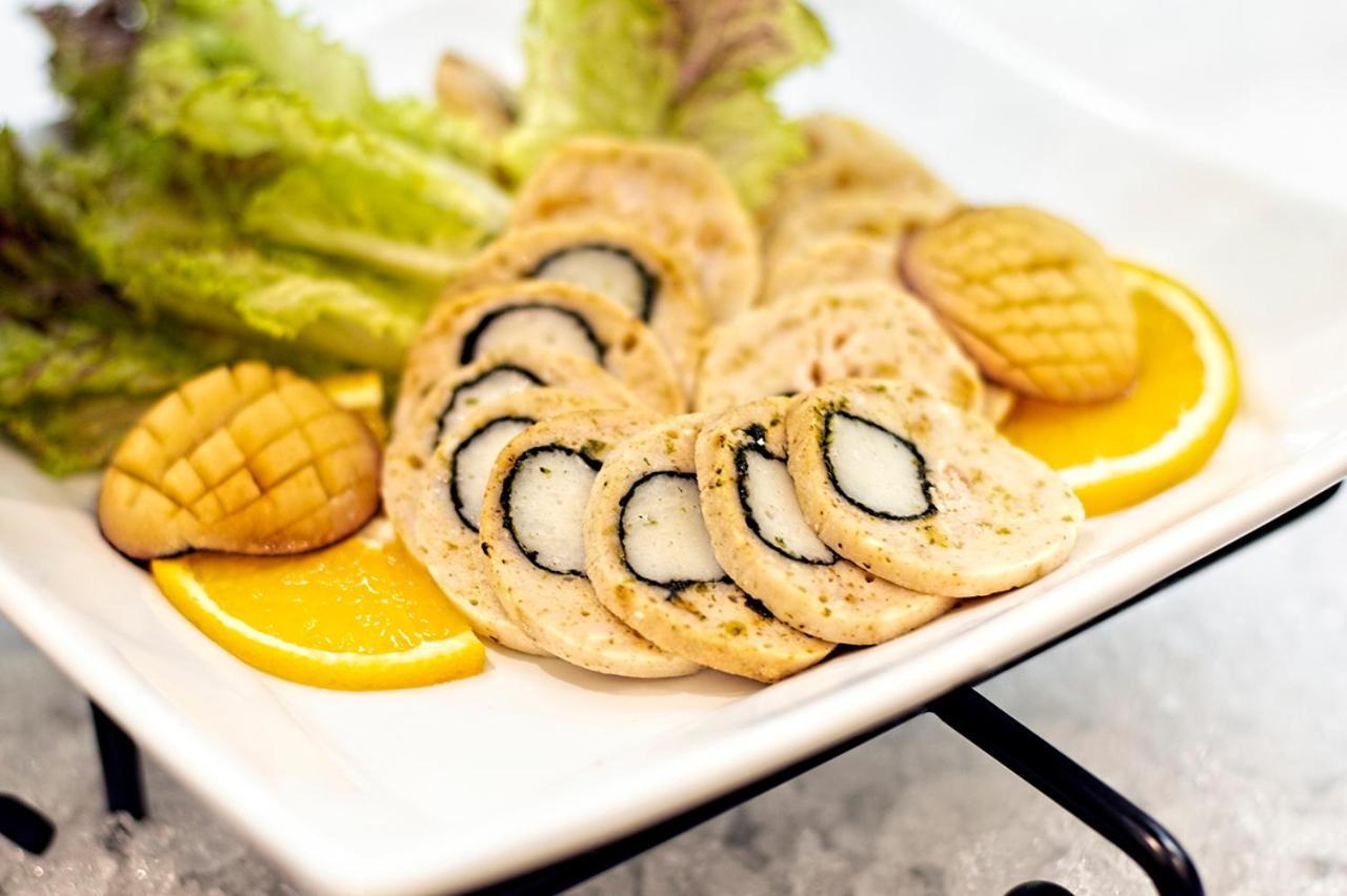 Holiday Suites Al Azizia メッカ エクステリア 写真 A plate of baked almond cookies