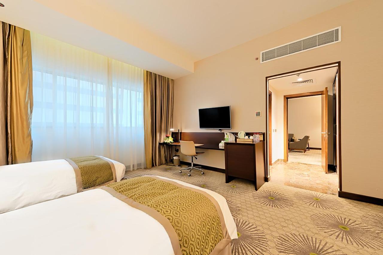 Holiday Suites Al Azizia メッカ エクステリア 写真 A room at the hotel