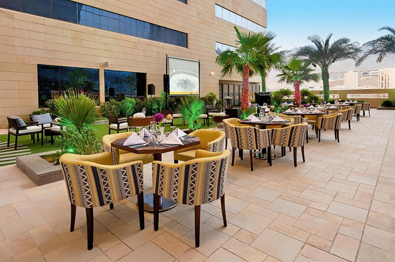 Holiday Suites Al Azizia メッカ エクステリア 写真 The hotel's rooftop garden