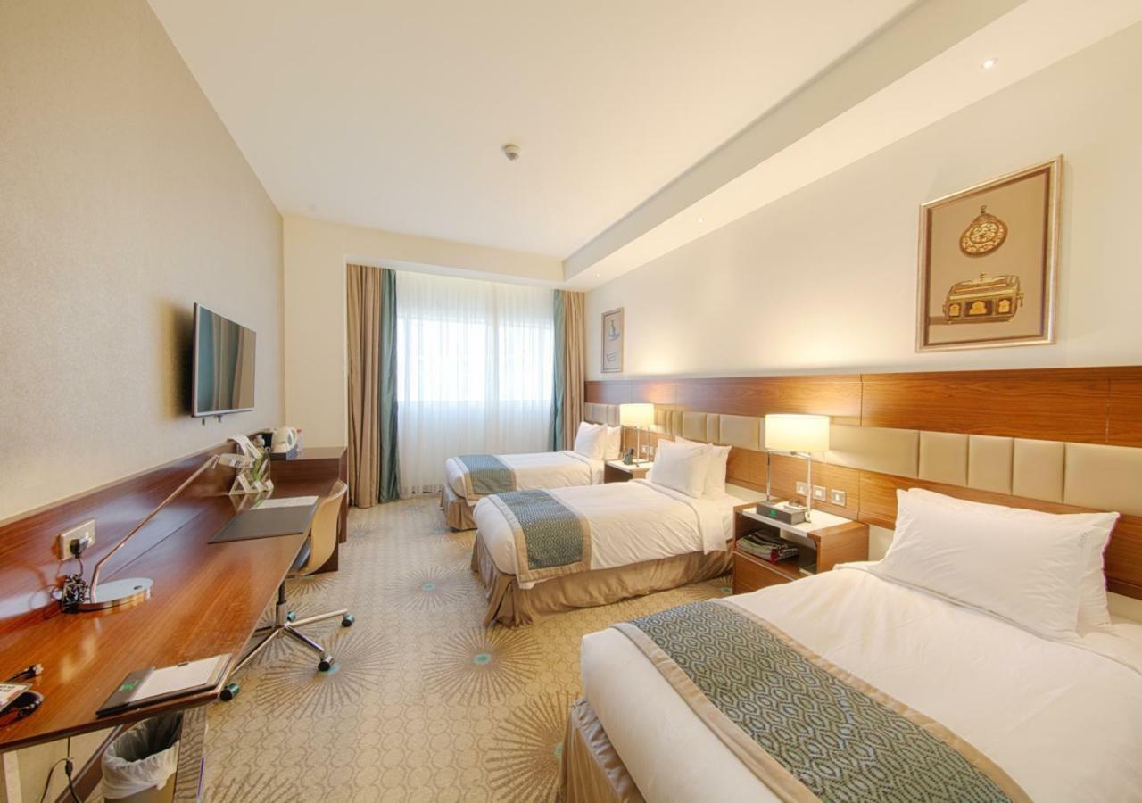 Holiday Suites Al Azizia メッカ エクステリア 写真 A room at the hotel